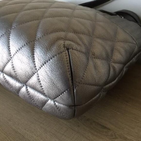 Coach Silver Platinum Quilted Leather Bag Tote Shoulder Bag w/Black Cherry Charm - Picture 7 of 11